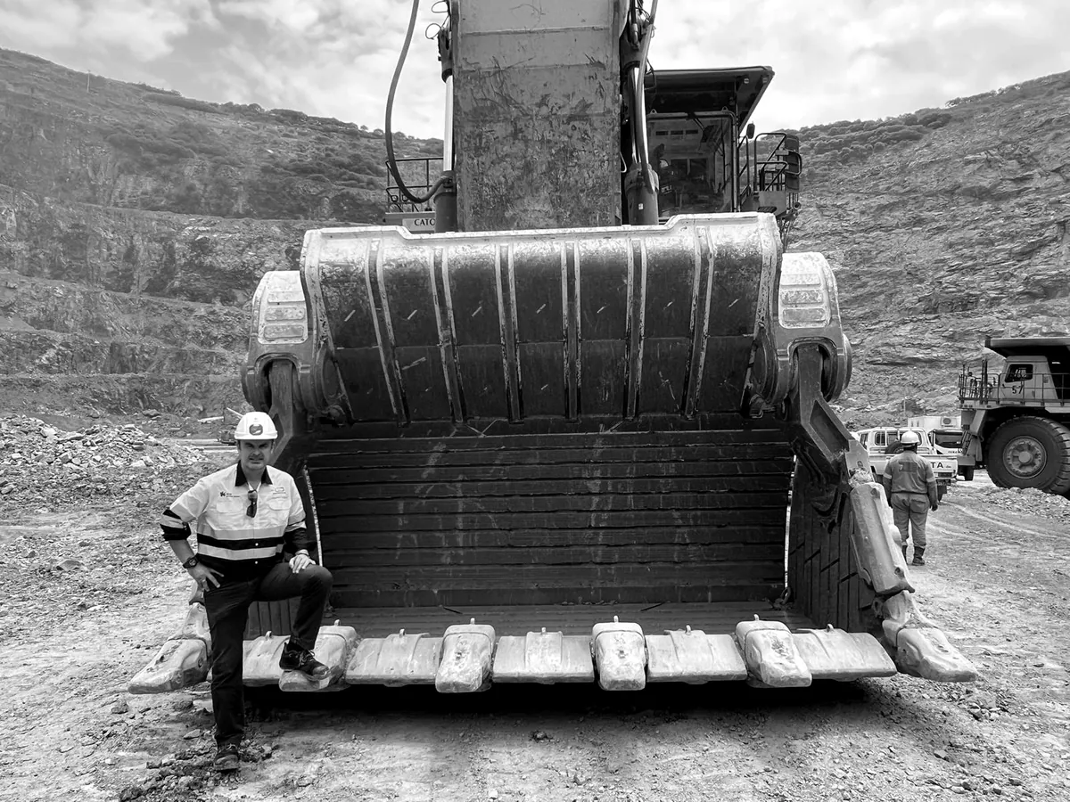 TMS field engineer in front of the MTG bucket of a Caterpillar 6040 FS shovel in a diamond mine in Angola