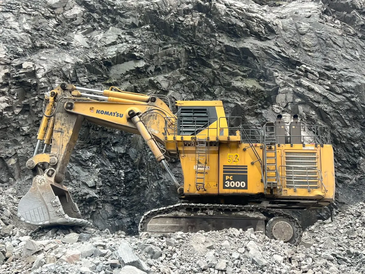 Komatsu PC3000 mining shovel against the rock face